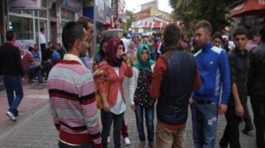 'Kızlar Bayramı' Renkli G&ouml;r&uuml;nt&uuml;lere Sahne Oldu