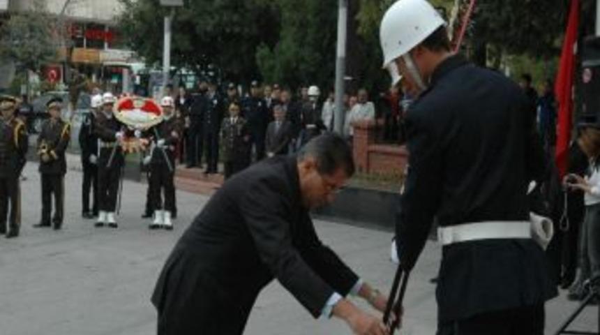 Cumhuriyet Bayramı &Ccedil;elenk Sunma T&ouml;reni İle Başladı