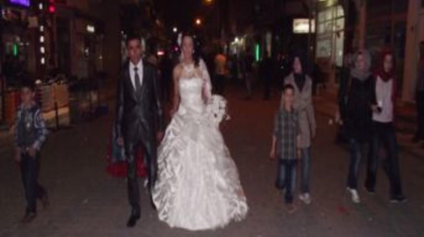 Alaplı&rsquo;da 'gen&ccedil;ler Bayramı'na Azeri Gelin S&uuml;rprizi