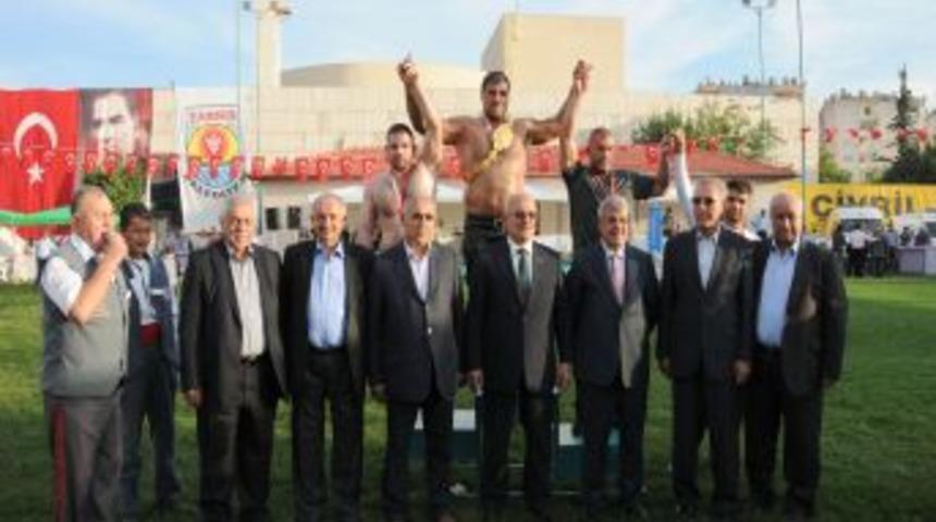 7. Geleneksel Cumhuriyet Yağlı G&uuml;reşleri'nde Başpehlivan Recep Kara Oldu