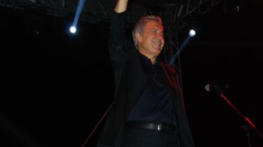 Sanat&ccedil;ı Z&uuml;lf&uuml; Livaneli, İzmit'te Konser Verdi