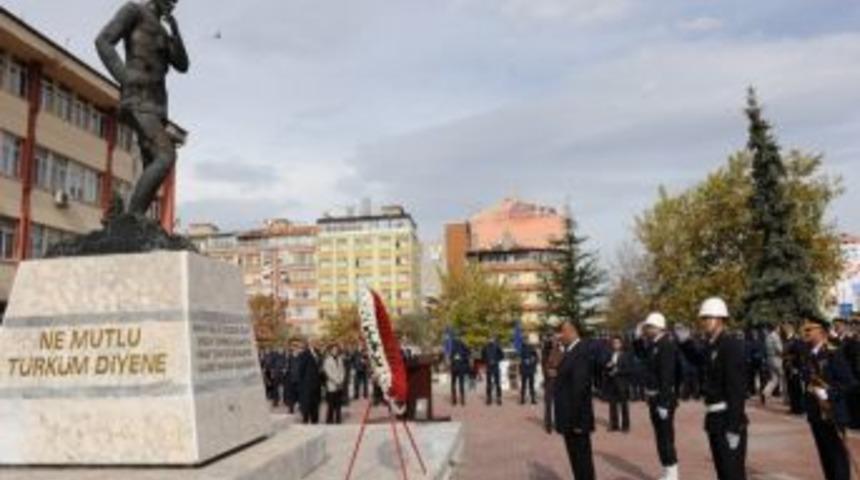 K&uuml;tahya'da Atat&uuml;rk Anıtı'na &Ccedil;elenk Sunuldu