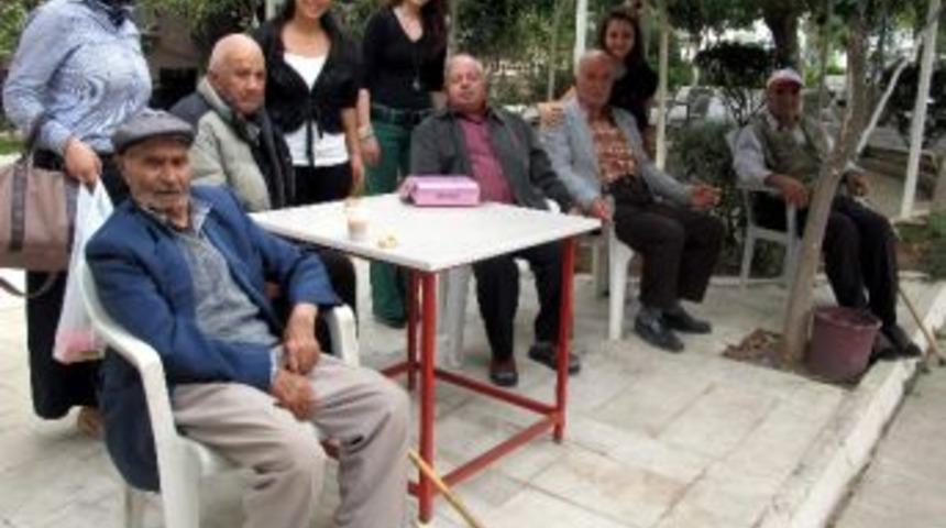 Ak Gen&ccedil;ler Bayramda Yaşlıları Unutmadı