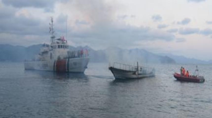 Marmaris&rsquo;te Dalgı&ccedil; Teknesi Yanarak Battı