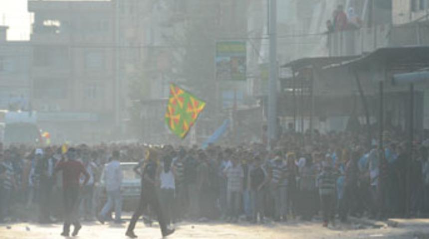PKK yandaşları polise saldırdı
