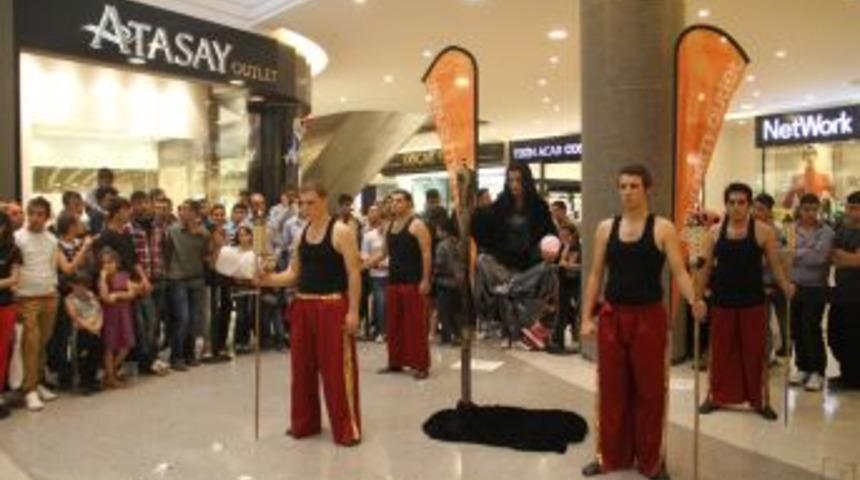 U&ccedil;an kadın izleyenleri şaşkına &ccedil;evirdi