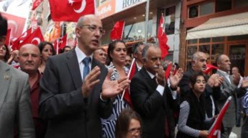 Bayraklı Ata'sına Y&uuml;r&uuml;d&uuml;