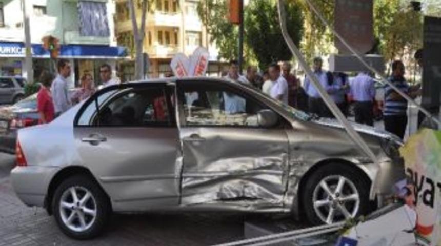 Otomobil Telefoncu D&uuml;kkanına Girdi