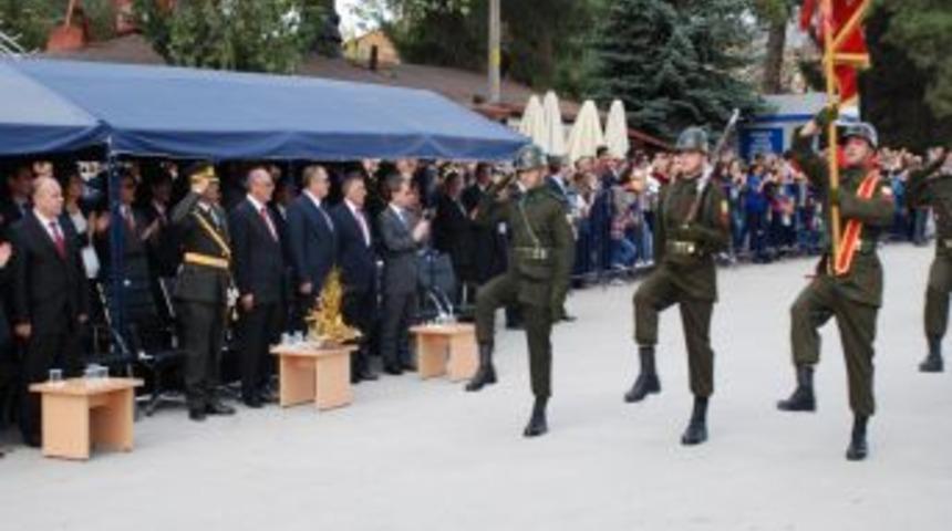 Vali &Ouml;z&ccedil;imen: T&uuml;rk Milleti Cumhuriyetin B&uuml;t&uuml;n Değerlerine Sımsıkı Sarılmıştır