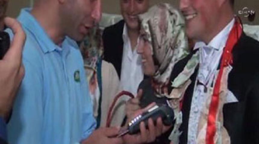 Damat d&uuml;ğ&uuml;n&uuml;ne POS cihazı getirdi