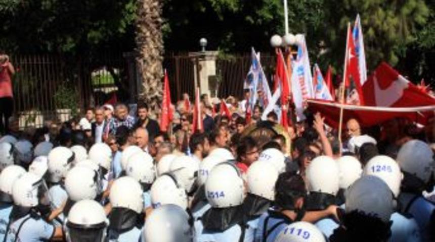 Mersin'de CHP'liler Ile Polis Arasında Arbede &Ccedil;ıktı