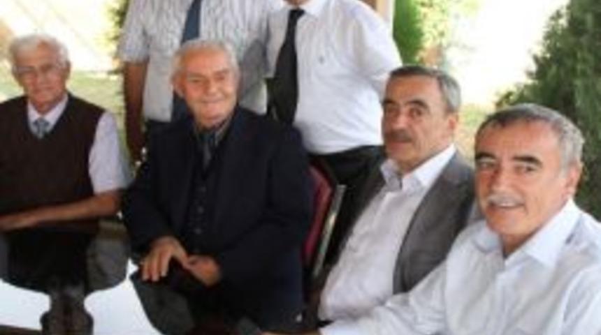 Makedonya’daki Öğretmenleriyle Yarım Asır Sonra Benzin Alırken Buluştular