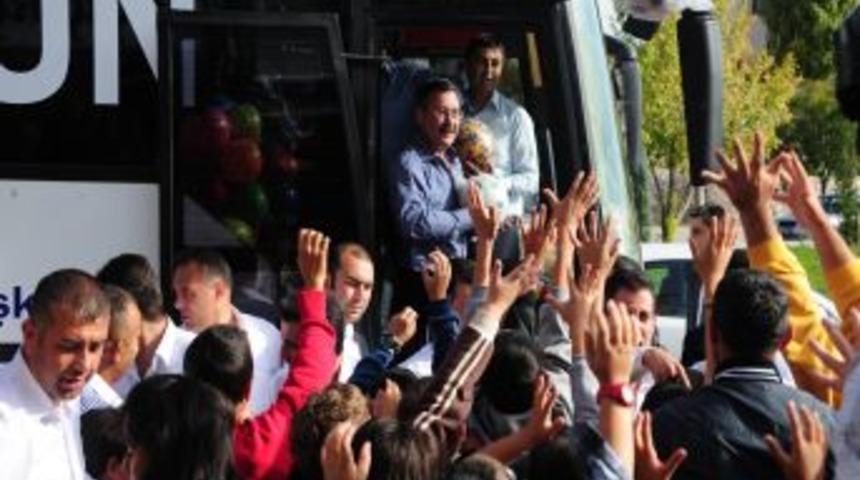 Başkan G&ouml;k&ccedil;ek, Bayramda Binlerce &Ccedil;ocuğu Hediyelerle Sevindirdi