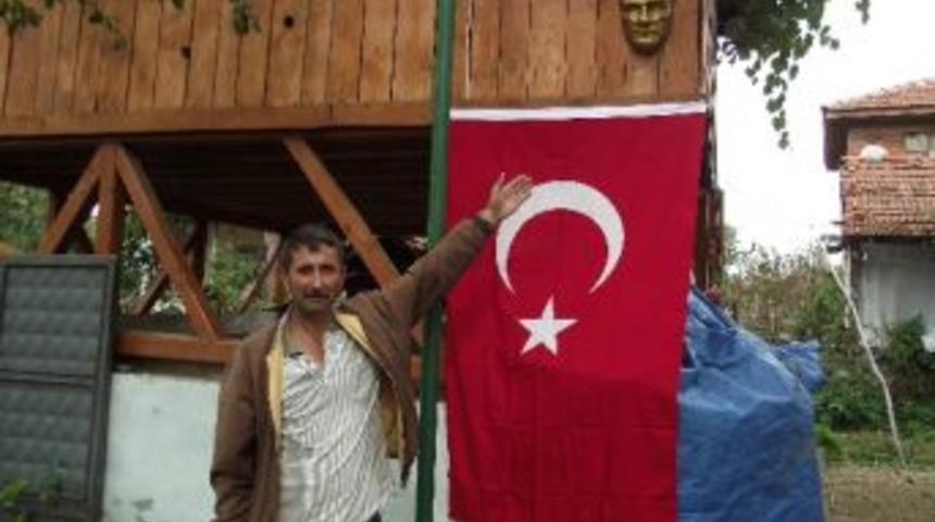 Evinin Bah&ccedil;esine Atat&uuml;rk B&uuml;st&uuml; Yaptırdı