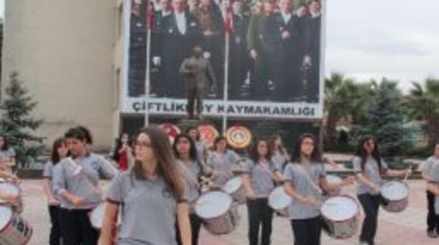 Atat&uuml;rk Posterleri Değiştirildi