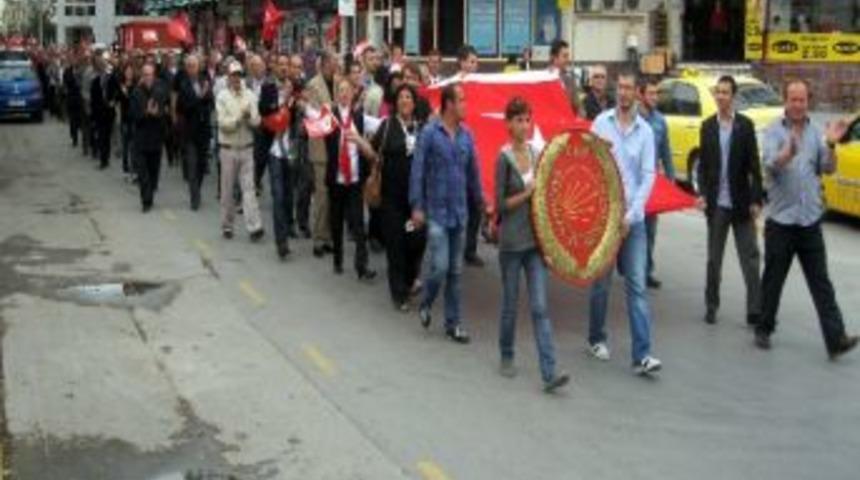 Chp Yasağa Rağmen Sakarya&rsquo;da Da Atat&uuml;rk Anıtı&rsquo;na &Ccedil;elenk Bıraktı
