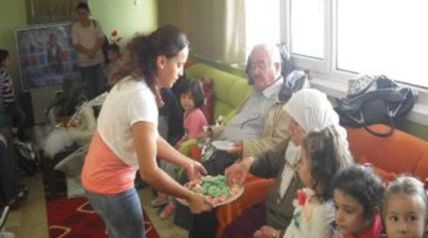 Minik &Ouml;ğrencilerden İzmirlioğlu Huzurevine Ziyaret
