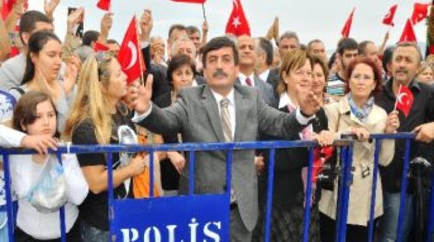 Chp'li Vekiller İzmir Valisi Kıra&ccedil;&rsquo;ı Protesto Etti