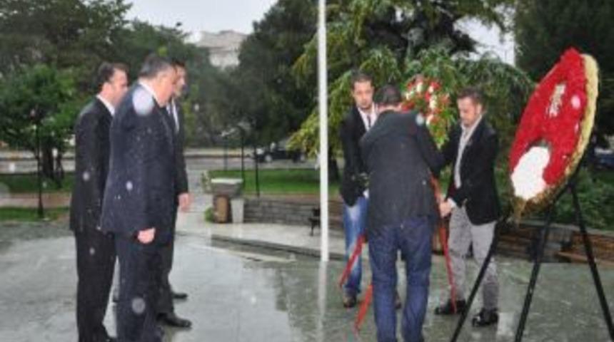 Chp Kırklareli İl Başkanlığı Atat&uuml;rk Anıtı&rsquo;na &Ccedil;elenk Sundu