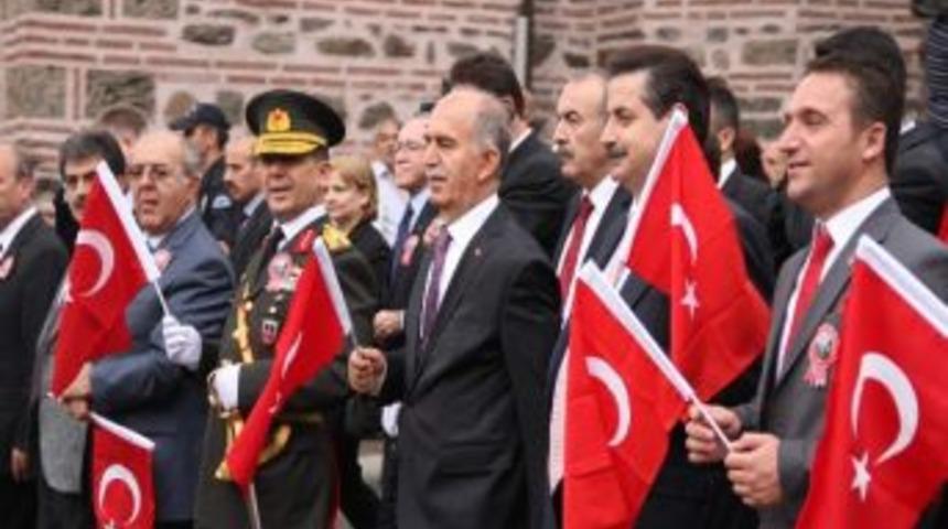 Bakan &Ccedil;elik: &ldquo;bug&uuml;n Siyaset Yapmayalım&rdquo;