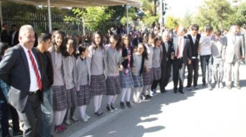 Siirt'te Cumhuriyet Bayramı Kutlamaları Renkli Ge&ccedil;ti