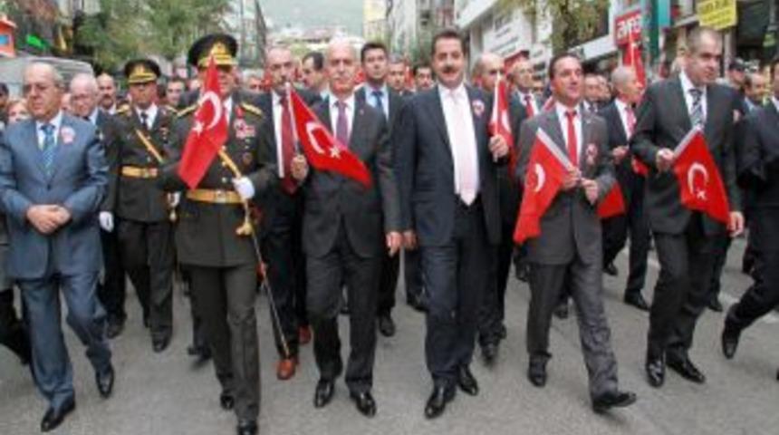 Bakan &Ccedil;elik: Cumhuriyet Bayramı'nı Hizip Konusu Yapmayalım