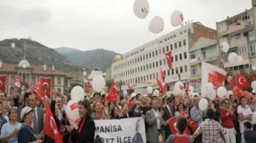 Manisa'da Cumhuriyet Y&uuml;r&uuml;y&uuml;ş&uuml; D&uuml;zenlendi