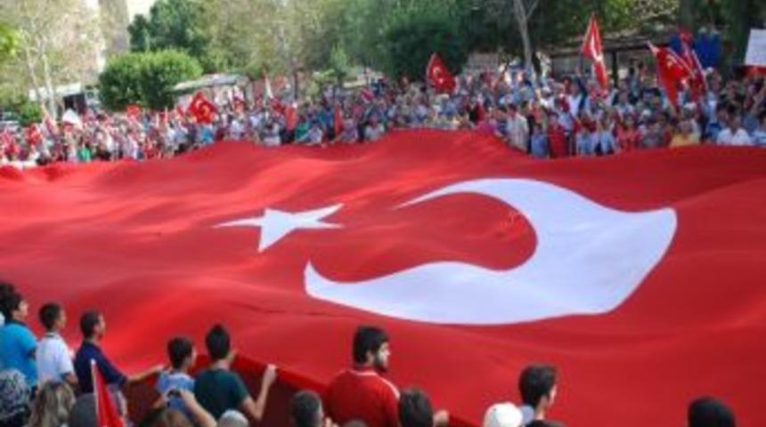 Silifke&rsquo;de Chp&rsquo;liler &ldquo;cumhuriyet Y&uuml;r&uuml;y&uuml;ş&uuml;&rdquo; D&uuml;zenledi