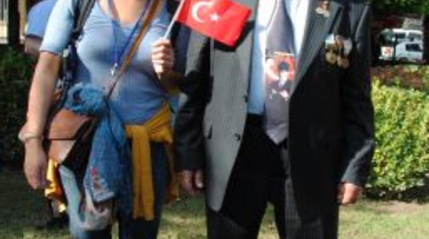 G&uuml;ney Koreli &Ouml;ğretmen, Kore Gazisini Ziyaret Ederek Minnettarlığını Iletti