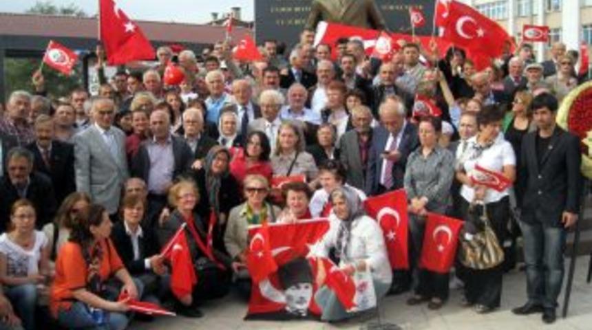 CHP Sakarya İl Teşkilatı, Atat&uuml;rk Anıtı'na &Ccedil;elenk Bıraktı