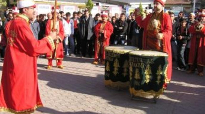 Mehteran Takımının G&ouml;sterisi B&uuml;y&uuml;k İlgi G&ouml;rd&uuml;