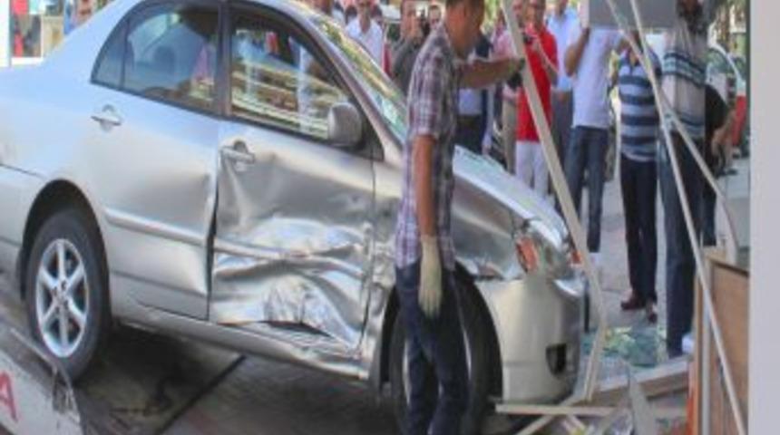 Işık Ihlali Yapan Otomobil Telefon Bayiine Girdi