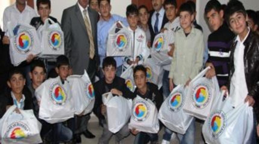 Fakir &Ouml;ğrencilere Kaban Ve Bot Yardımı