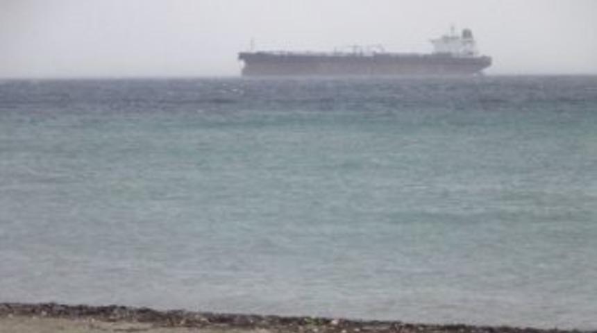 Gemiler Şark&ouml;y A&ccedil;ıklarına Demirledi