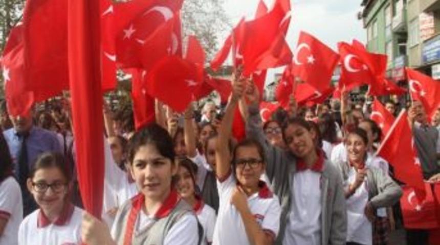 Başkan Yazıcı &Ccedil;ocuklara Bayrak Dağıttı