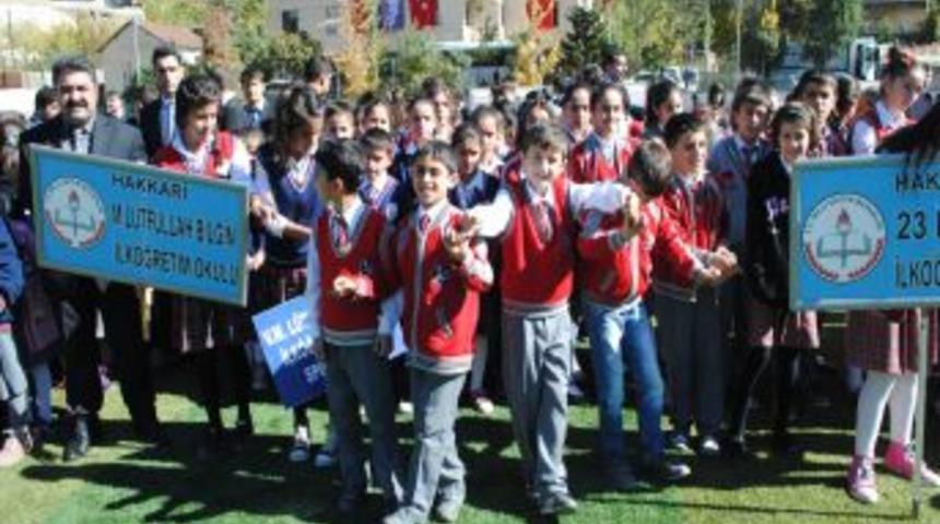 Hakkari&rsquo;de Stadyumda Cumhuriyet Coşkusu