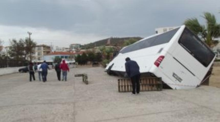 Balıkesir&rsquo;de Otob&uuml;s&uuml;n Ağırlığına Dayanamayan Yol &Ccedil;&ouml;kt&uuml;