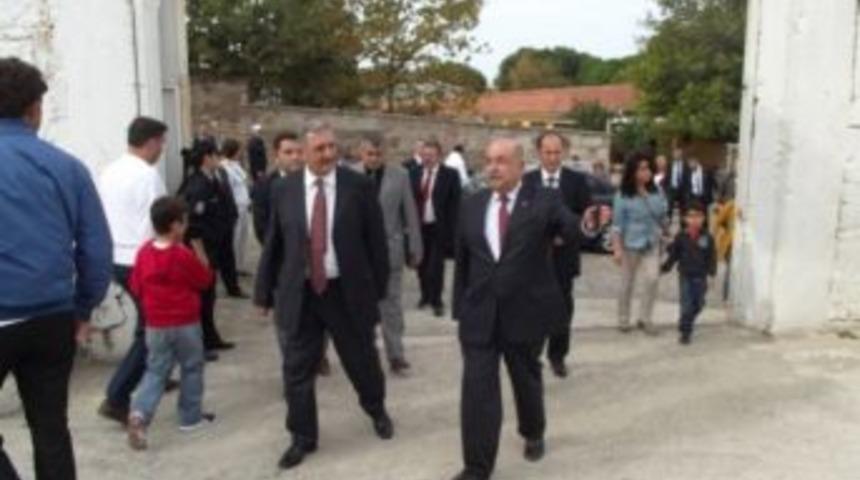 Ayvalıkta Cumhuriyet Bayramı T&ouml;reninde 'sakız&rsquo; Polemiği