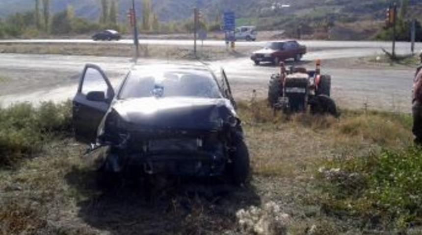 Otomobil İle Trakt&ouml;r &Ccedil;arpıştı: 6 Yaralı