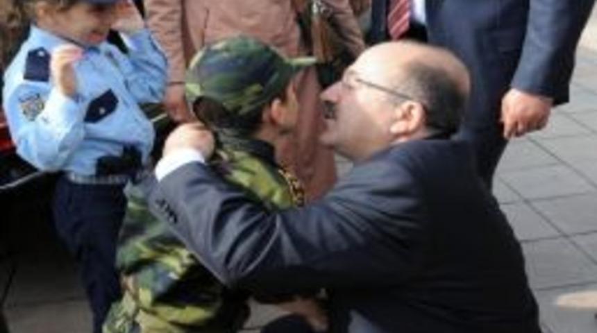 &Ouml;ğrencilerden Vali Kızılcık'a Ve Başkan G&uuml;mr&uuml;k&ccedil;&uuml;oğlu&rsquo;na Sevgi Seli