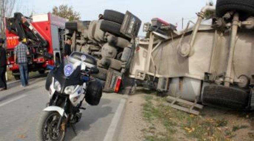 Virajda Devrilen TIR'ın Sürücüsü Yaralandı