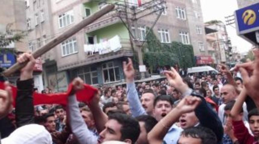 T&uuml;rk Bayraklarıyla Bdp&rsquo;yi Protesto Ettiler