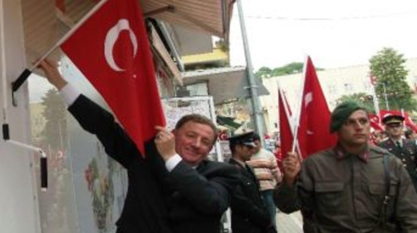 Sultanhisar Belediyesi İl&ccedil;ede 2 Bin Bayrak Dağıttı