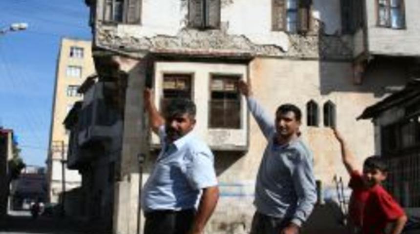 Tarihi Ve Metruk Binalar Esnafı Ve Vatandaşı Huzursuz Ediyor