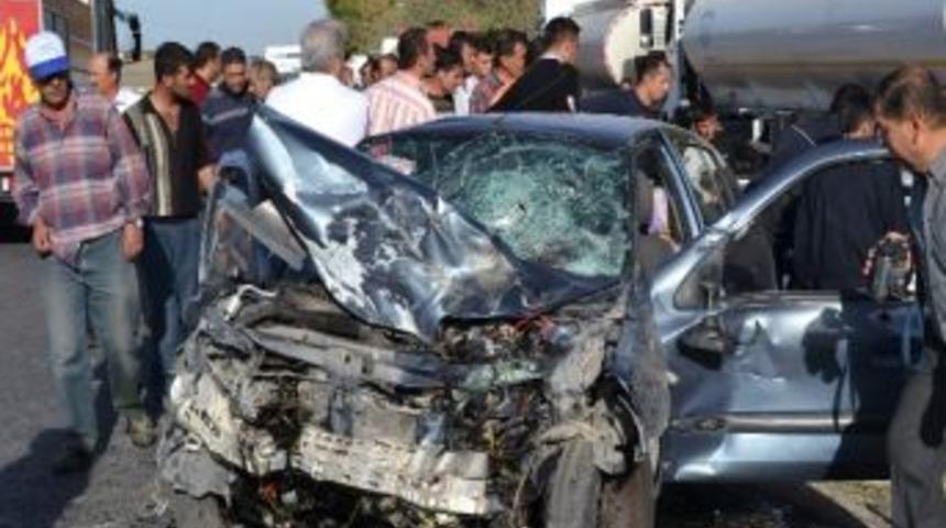 Otomobil Karşı Şeride Ge&ccedil;ti: 2 &Ouml;l&uuml;, 3 Yaralı