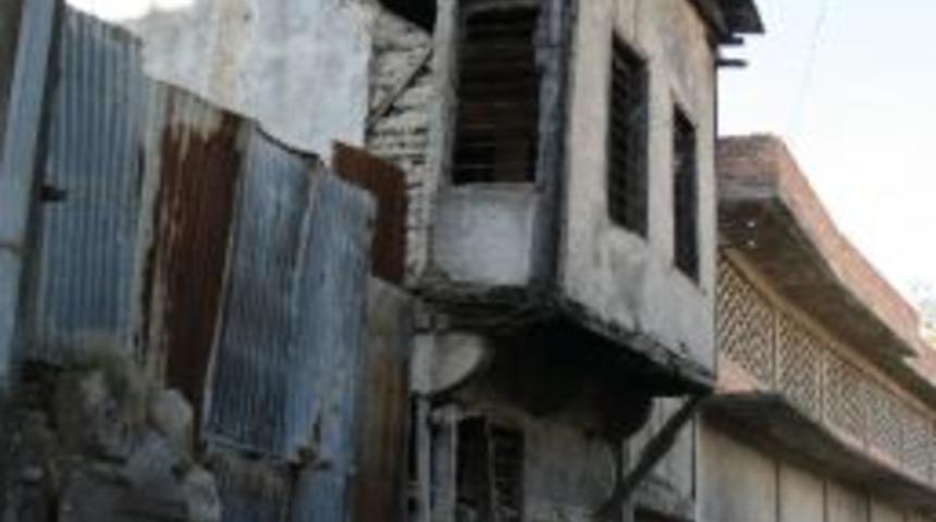 Metruk Binalar Esnafı Korkutuyor