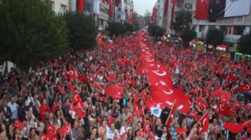 Yalovalılardan Cumhuriyet Bayramı'nda Büyük Bayrak Yürüyüşü