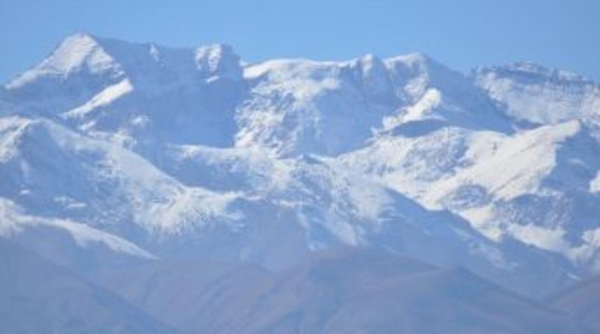 Yüksekova’ya Yılın İlk Karı Düştü