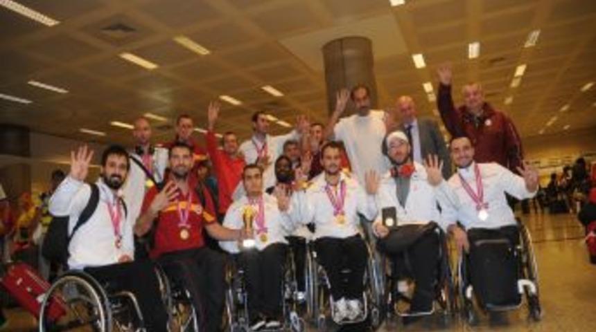 D&uuml;nya Şampiyonu Aslanlar Yurda D&ouml;nd&uuml;