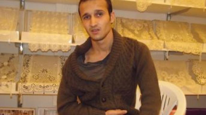 Yolda Y&uuml;r&uuml;yen Gencin &Uuml;zerine D&ouml;rd&uuml;nc&uuml; Kattan &Ccedil;anak Anten D&uuml;şt&uuml;